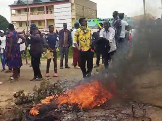 Protesters block Eldoret-Kaptagat road over power blackout